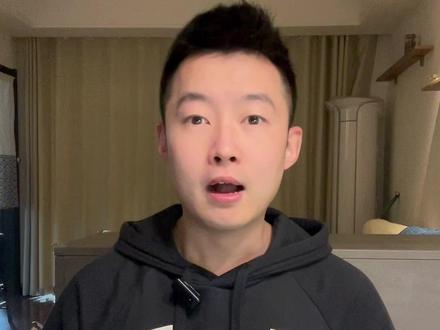 电影《穿prada的女王2》回归👠而你还在证明自己吗? 安妮海瑟薇新电影《穿普拉达的女王2》现已定档4月30日上映。
这一部比第一部更加地现实。
20年后,米兰达还在权力中心,
但她第一次开始不确定——
这个世界,还需不需要她。
她要向曾经的助理低头,
安迪也再次回到这个系统。
所有人都变强了,但也更焦虑了。
如果说第一部讲的是“拼命往上爬”,
那第二部更残酷:
你拼尽全力得到的一切,有可能随时失效。
这像极了人到中年还迷茫的我们。
从潜意识层面来看,这部电影有一个很重要的人生问题:
👉你现在做的选择,是出于热爱,还是出于恐惧?
很多人一辈子的问题,不是没努力,
而是——方向是错的。
那现实中我们如果也发觉自己方向错了,该怎么办呢?
所以这里给你一个更具体的做法,只有三步:
第一步:停下来,别再盲目加速
当你越焦虑,越想拼命努力的时候,
很可能你已经在走一条“恐惧驱动”的路。
第二步:分清两种动力
把你现在做的事,分成两类:
👉让你消耗的(为了被认可的事)
👉让你有感受的(哪怕没有结果也愿意做的事)
后者,才是你真正的方向。
第三步:小范围试错,而不是一次性改变人生
不用立刻辞职、换赛道,
先用20%的时间,去验证你真正想做的事。
因为人生不是一把all in,
而是不断校准。
所以这就是你为什么有可能被这部电影共鸣?
因为你也在那个临界点上——
到底该继续证明自己,还是开始为自己而活。
4月30日可以带着问题去影院看看这部电影,
但更重要的是看完之后你需要问自己一句:
👉如果不用再证明,我的人生,会怎么选?
#穿普拉达的女王2 #安妮海瑟薇 #qhht #潜意识 #自我成长