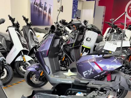 NX风速昨天下午就到货了
欢迎各位牛油来试驾
这个车相较于FX风速车架
主要是提高了车架的整体强度
纵向刚度和抗弯力还有管径的加粗
还有升级了40升超大坐桶空间
可以贯穿电池仓底部,换电储物都是非常方便
依旧满配低价,首发优惠多多哈#NX风速 #小牛电动 #小牛电摩