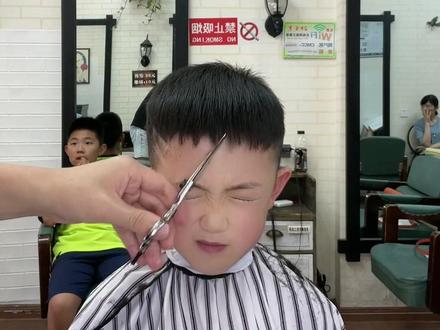 狗啃刘海,自然吹干即可,放假了,小帅哥终于可以雕刻几条线了😄#儿童发型 #烟台