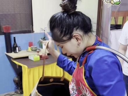 示范怎么正确背包包 去年来四川宜宾朝圣
买的小包包🤣
#哈啰小璇