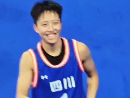 她是中国女篮锋线的未来答案,是 U19 赛场场均 19+11 打服球探的“外线篮板王”。更是 1 米 81 身高硬抢篮板的 “冉中锋”。#冉珂嘉 #中国女篮 #WCBA#WNBA