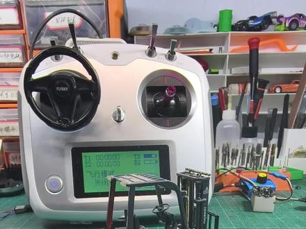 这台小叉车有多大?大概一个大拇指大小的车身,所有动作仿真比例控制,灯光仿真联动,机械动作带有离合限滑和电子行程限位。各个模块为插接,方便后期拆装维护保养。