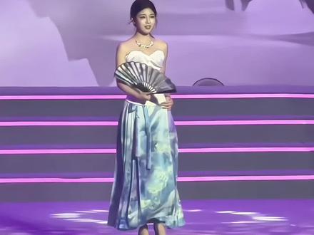 又帅又好学的旋转飞扇!学会了分分钟惊艳所有人#旋转飞扇 #才艺表演#元旦晚会#玩个很新的东西 #有趣