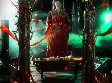 白鹿挑战鬼新娘造型,红色嫁衣在夜色里一出现就自带压迫感,真的给吓一跳#白鹿