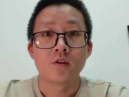 今天,摩尔线程发布了多款新品。
首先是新一代全新“花港”架构,以及 MUSA 5.0 的全栈软件。接着是主打 AI 推理训练一体的“华山”芯片,算力密度提升50%,能效更是提升10倍。还可应用于超十万卡级 AI 工厂!
紧接着就是专注于图形渲染的“庐山”芯片,一款通用GPU芯片,内置第一代 AI 生成式渲染架构(AGR),第二代光追硬件加速引擎,完美支持 DirectX 12 Ultimate。“庐山”芯片还拥有 AI 计算加速引擎,3A游戏性能直接提升15倍!硬件光线追踪性能,更是比之前的春晓架构,提升了50 倍,50倍啊!以上两款芯片均会在明年正式亮相。
最后,还推出了首款 AIPC 算力本MTT AIBOOK,集成长江智能 SoC 芯片,32GB LPDDR5X 统一内存(7500 MT/s),可提供 50 TOPS 的 AI 算力。预装基于Linux的 AIOS 系统并且内置 2D 数字人“小麦”。难道说,国产替代这就来了吗?
#摩尔线程 #国产显卡 #今日分享 #国产替代 #ai算力
