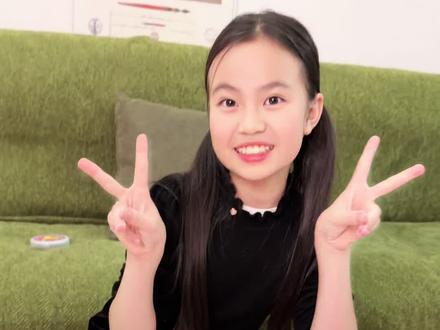 小孩姐挑战自制起泡泥❗️真是太好玩啦‼️ 一分钟就能学会的奶油手感起泡泥:
1️⃣轻粘土➕护手霜软化
2️⃣加温水搅拌成泥状
3️⃣加洗洁精和洗发水搅拌均匀
4️⃣加入肥皂水
自制起泡泥原来这么容易!快去试试吧~好玩又解压!#自制起泡胶 #玩泥视频#做泥教程 #玩泥