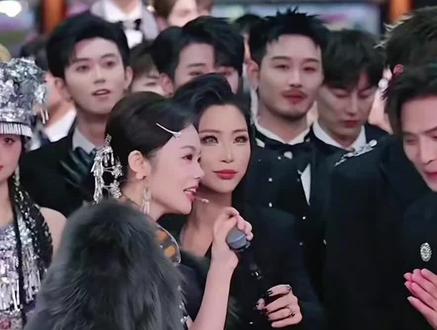 三斤直播间翻圈少年团c位人长得帅就帅了,跳舞还这么有劲☞☞@安川(酉阳户外拖拉机c位) #三斤317 #三斤直播间