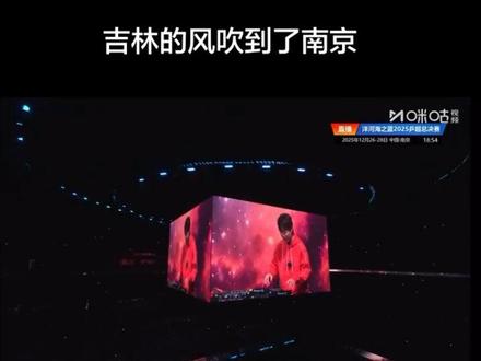 #王楚钦 #南京 #乒超联赛 震撼人心吧!球馆两万人座无虚席 大部分都是为了楚钦而来 他热爱着他的热爱 做他自己喜欢的事情 我们只要支持他就好 真的好喜欢这首歌 唱得太好听了