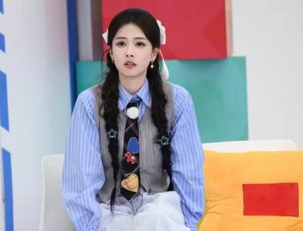 白鹿退跑男谣言被官方打假,综艺炒作套路何时休? "白鹿要退出跑男了?"5月5日,这则突如其来的爆料瞬间点燃网络,#曝白鹿明年退出跑男#话题直冲热搜榜首。正当网友热议接替人选之际,@奔跑吧官微仅用一字回应——"假",干脆利落地掐灭了这场舆论风波。从造谣到辟谣不到24小时,这场闹剧却暴露出娱乐圈经久不衰的炒作套路。#白鹿