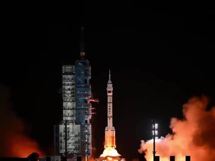 熱烈祝賀🎉 神舟 23 號載人飛船發射圓滿成功 搭載神舟 23 號載人飛船的長征 2 號 F 遙 23 運載火箭在酒泉衞星發射中心點火發射 🚀 ,其後飛船與火箭成功分離,進入預定軌道。行政長官李家超熱烈祝賀是次發射圓滿成功,並向各乘組成員,包括香港特區首名載荷專家黎家盈致以崇高敬意 🫡 和真摯祝福。特首又表示,這次任務極具意義,全港市民都感到振奮和自豪,香港由支持者成為執行者,彰顯香港在國家航天強國建設中可貢獻的力量,更是香港更好融入同服務國家發展大局的最佳實踐。
新聞速遞:https://bit.ly/4wO5Lo7
#神舟23號 #載荷專家 #黎家盈 #行政長官 #李家超