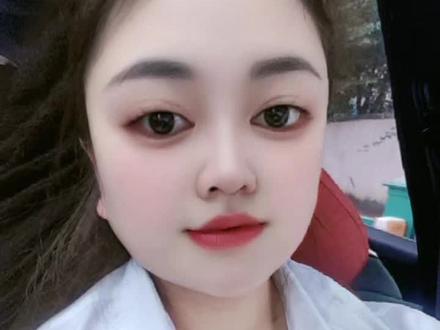 老人刚走不到一年,这些传统的习俗一定要牢记。第一,守孝百日内红白喜事需要回避。老人走后的100天内,尽量不要参加婚丧嫁娶等大型活动,包括朋友聚会,也建议暂缓。第二,清明节、中元节、寒衣节、春节等传统节日,是否烧纸击败,可随心意,不烧纸的家人可用鲜花、布品等方式进行思念,心诚则灵,没有固定禁忌。第三,老人没事起,只过忌日。过生日,今日当天,可全家齐聚在老人墓前,准备老人平时爱吃的一些饭菜,讲讲他生前的故事,在回忆中传递亲情。第四,需要注意的是,第一个春节不串门拜年,不贴红色春联、喜字、不放鞭炮参加聚会。第五点,想对大家说的是,每个地方的习俗可能略有不同。但无论怎么做,只要怀着对新人的思念,以不好的孝道,愿我们都能带着回忆、温暖前行。平安。顺遂。#殡葬一条龙 #天堂的人 #亲人的慰问#殡葬一条龙