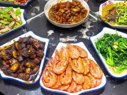 一桌子江西小炒,宴请30年老同学。现在你们请吃饭一般下馆子还是在家里?#家常菜 #江西小炒 #同学聚会