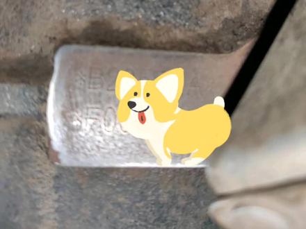 北汽绅宝x65发动机号 位置
压缩机正后方与变速箱搭界之间,有个曲轴位置传感器,紧靠传感器,在传感器左侧,用砂纸打磨去锈就能看到#发动机号