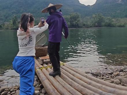 漓江拍照运镜姿势 当你在漓江徒步看到一艘竹筏,让你搭子帮你0.5倍广角运镜,包出片的#拍照姿势 #运镜 #桂林山水甲天下