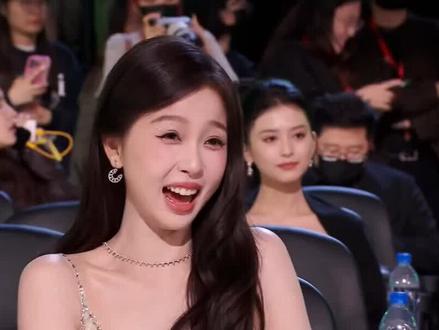 虞书欣反向炫富名场面!红毯高定配路边烤红薯,啃得满脸灰还怼导演,富家千金秒变干饭人,为角色体验生活却忍不住破功,不装不端的真实感戳中全网,内娱整活天花板非她莫属