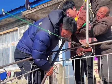 明天就是东北的小年了,今天和我爹一起把鞭杆子(鞭架子)给立起来了,小年驾到,快乐翻倍,愿我们的2026马到成功鹏程万里#鞭炮一响黄金万两 #鞭杆 #东北 #小年快乐 @去哪儿旅行App #去哪儿旅行好运搜28251