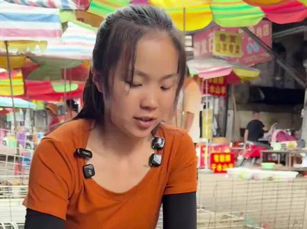 青鱼以肉食为主,而草鱼则不同#杀鱼技术 #菜市场 #厨房菜刀