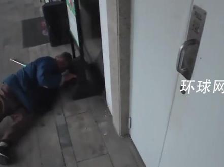 一份牵挂,一份善意!外卖小哥遇摔倒老人果断帮扶,送单后折返寻老人
,却撞见老人再次摔倒