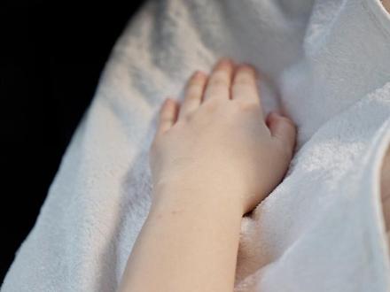 5 步搞定手臂手部放松按摩手法!第一步小臂指腹寸推,第二步转圈下拉放松肌肉,第三步掌根揉按至手腕,第四步放松手背大鱼际,第五步点按合谷 + 指关节排毒。每个动作 3-5 遍,骨头处轻柔操作,新手练 7 天直接上手接单~整理了 5 步流程卡,戳我免费领。