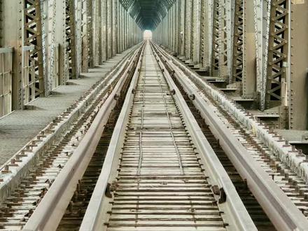 【桥下悬挂装甲车哪去了?】滨江桥即哈尔滨滨北松花江公铁两用桥,也称东江桥。是中国第一座公铁两用桥。大桥由南满铁道株式会社哈尔滨事务所设计,南满铁道株式会社铁道建设局主持施工。1932年3月开始设计和勘探工作,8月完成。1932年11月5日开工建造。1933年11月铁路桥部分完工通车。1934年8月公路桥完工通车。大桥全长1147.6米(铁路桥部分长1039.6米),采用铁路桥在下公路桥在上的布置方式。由于超过使用年限,2006年12月25日20点全面封闭停用。滨江桥即哈尔滨滨北松花江公铁两用桥,也称东江桥。是中国第一座公铁两用桥。大桥由南满铁道株式会社哈尔滨事务所设计,南满铁道株式会社铁道建设局主持施工。1932年3月开始设计和勘探工作,8月完成。1932年11月5日开工建造。1933年11月铁路桥部分完工通车。1934年8月公路桥完工通车。大桥全长1147.6米(铁路桥部分长1039.6米),采用铁路桥在下公路桥在上的布置方式。由于超过使用年限,2006年12月25日20点全面封闭停用。滨江桥即哈尔滨滨北松花江公铁两用桥,也称东江桥。是中国第一座公铁两用桥。大桥由南满铁道株式会社哈尔滨事务所设计,南满铁道株式会社铁道建设局主持施工。1932年3月开始设计和勘探工作,8月完成。1932年11月5日开工建造。1933年11月铁路桥部分完工通车。1934年8月公路桥完工通车。大桥全长1147.6米(铁路桥部分长1039.6米),采用铁路桥在下公路桥在上的布置方式。由于超过使用年限,2006年12月25日20点全面封闭停用。2014年4月开始在原桥下游50米处新建滨北公铁两用桥#哈尔滨城市记忆#滨江桥#东江桥#滨北线松花江公铁两用桥#中国第一座公铁两用桥