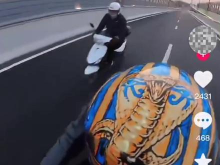 两男子骑摩托车上宝通街高架路被处罚!提醒:请勿骑行摩托车、非机动车上高架快速路行驶!#政媒原创作者联盟 #交通安全 #这就是山东 #你的平安我的节日