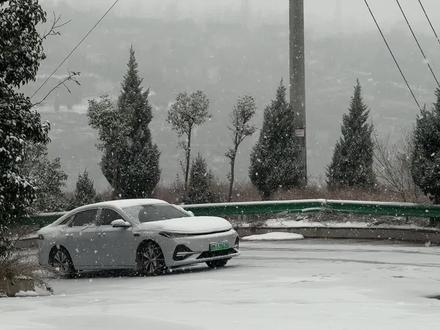陡坡加弯道,大雪加低温,这样的天气开车就问你慌不慌#吉利银河A7
