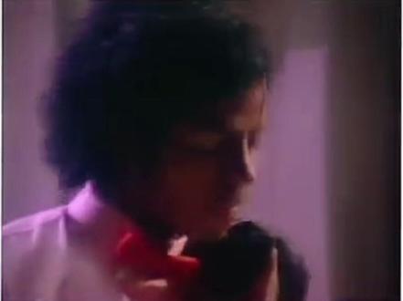 #BillieJean比利简 是#MichaelJackson迈克尔杰克逊 音乐生涯最成功的单曲,也是他最喜爱表演的歌曲之一,超炫的节奏加上独一无二的嗓音,再配合让人痴迷的太空步,一切都那么地完美!#MV完整版 #音乐分享 #戴上耳机 @抖音小助手