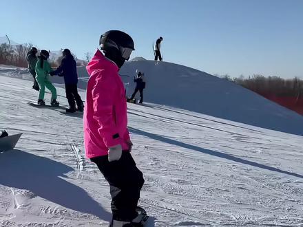 不要再强行换刃啦!两个练习提高你的换刃!
很多同学会了推坡和落叶飘就开始强行换刃,然后各种各样的问题就出现了。#单板教学 #换刃技巧 #单板滑雪教学 #单板换刃教学 #换刃常见问题