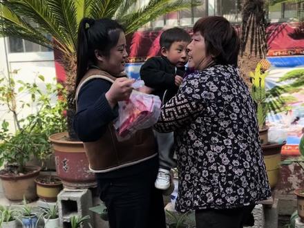 路萍第一次做飞机吓哭了#乡村守护人