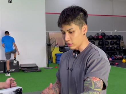 不要以为肌肉越大,力气越大。我掰手腕就差点把小臂掰断了!#掰手腕 #要做一个猛男 #这波操作稳了 #精神氮泵