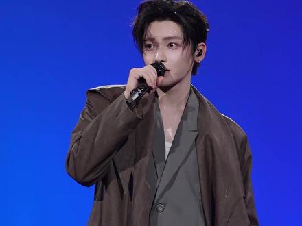 被全网群嘲"蹭热度"的侯明昊,演唱会门票怎么还能秒罄?2026开年,两件事把他推上风口浪尖——一边是网传他要跨界登上专业音综,引发唱功质疑;另一边是他出道首场个人演唱会,南京站开票一分钟全线售罄,大麦预约量突破22万。群嘲他没唱功撑不起演唱会的,可能都忘了一件事:这个被骂上热搜的男人,人生第一张入场券本就是舞台给的。
故事起点是内娱少见的天选开局。2012年,15岁的侯明昊陪朋友参加选秀,被韩国SM星探当场锁定,成了当年全中国唯一被破格录取的练习生。一年半时间,每天14小时以上高强度训练,从零基础硬生生熬进预备出道组,距离顶流爱豆仅一步之遥。可就在出道前夕,母亲突发重病,他没有半分犹豫,放弃触手可及的出道机会,毅然回国。
回国后的路并不好走。转型演员,从片场最底层的小角色甚至无台词背景板做起;好不容易凭《寒武纪》双面少年圈粉出圈,又遭遇行业环境冲击,陷入长达数月无合适剧本的沉寂。没有资源,就自己磨机会。为拿下一个角色提前半年拜师学太极,一遍遍录视镜视频找导演自荐,最终凭《逆天改命》一个名场面炸穿全网,戏份不多却拿下34%角色贡献度。从那以后,《顾星图》成为年度口碑黑马,《少年白马醉春风》国改剧中脱颖而出,《入青云》未播先火,平台预约量稳居前列。十年摸爬滚打,他用实打实的作品一点点撕掉"靠脸吃饭"的标签。
但这些年,他从未放下声乐训练。音乐节舞台坚持全开麦稳定的现场发挥,翻唱《错爱》片段全网斩获超150万点赞,专业声乐老师都夸他的混声技术达到发烧级别。演唱会门票秒罄不是虚火,网传登上专业音综也不是蹭热度,这不过是他时隔十余年重返最初的逐梦赛道,把当年没来得及圆满的舞台梦亲手补回来。
从来没有什么一夜爆红,所谓的逆风翻盘,不过是他把命运的每一次刁难都熬成了向上的台阶。颜值从来只是他最不起眼的加分项,刻在骨子里的韧劲和实打实的实力,才是他能接住所有争议稳步前行的底气。
森林也是在票圈摸爬滚打十年的票圈老兵,不想踩坑的朋友们可以找森林,帮你避坑圆梦现场。#侯明昊 #侯明昊演唱会 #森林票务