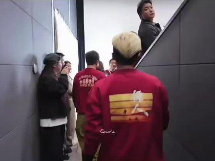 三蹦子看法拉利 怎么说也要在澄清一下 成龙大哥真老好人了 亲自来安排这样误会#成龙 #熊猫计划 #乔杉谢霆锋