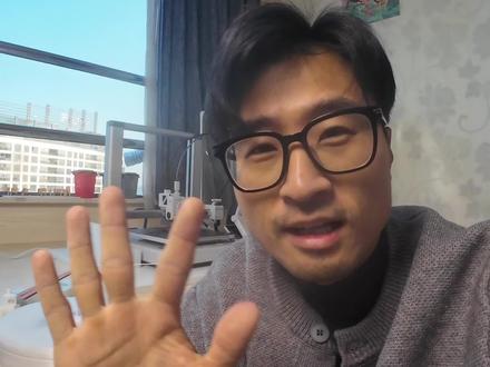 入手拓竹,新手必打模型推荐🤗👍 作为新手,买来3D打印机,打印了一堆有用没用的,今天推荐下我认为新手必打的几个模型。模型都是MakerWorld里面的,通过拓竹的官方app就可以直接打印,非常简单方便!
1、料盘支架。拓竹APP搜索“Bambu料盘支架桌面支架A1”,作者MingGY。
2、竹屎盒。拓竹APP搜索“竹屎接收盒”,作者MingGY。
3、龙。拓竹app搜索“浪里小白龙”,作者SOFUN_ART
4、色卡盒。拓竹app搜索“色卡盒 Filament”,作者BadBear
5、A1工具箱。拓竹app搜索“A1/A1 mini 工具箱”,作者page7
6、竹蜻蜓。拓竹app搜索“平衡蜻蜓”,作者mars730
#3D打印模型 #3d打印 #拓竹