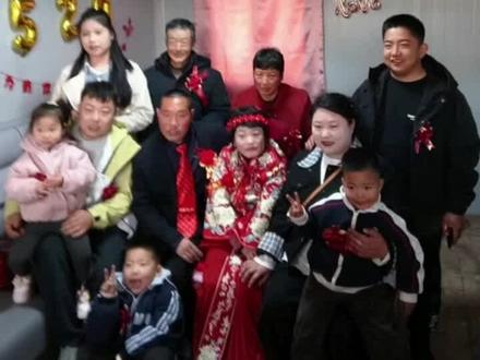 安塞大网红成成结婚,和丈人丈母娘一大家子拍全家福👍#记录婚礼的热闹场景