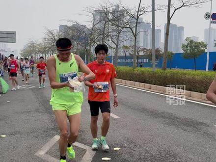 南宁马拉松格局打开!云南选手领走整颗榴莲#南宁马拉松 #榴莲 #豪横 #格局打开 (记者:曹路佳 李晓霞 剪辑:覃玉富)