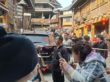 三江侗族婚礼习俗:
大年三十晚上偷新娘;大年初一新娘挑水,意味着新娘从此便是夫家的人;初二男方家办酒,初三送新娘(新娘回门),男方家挑着各种东西到新娘家去。一般糯米、红猪会头一天下午送去新娘家,方便新娘家第二天办酒席。送新娘时男方家会抬着红猪、挑着糯米饭、酸鱼酸肉、米、酒、水果、饮料等。新娘家会有几个人来接新娘回门,男方家就送新娘回门,也就是初三新娘家办酒席。#传统文化 #侗族婚礼 #新娘回门