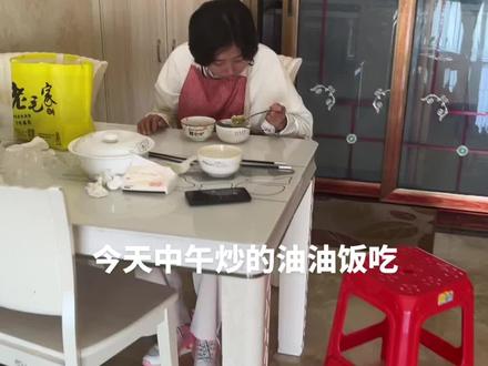 不想做饭,就跟他炒花饭吃,他还蛮喜欢吃的