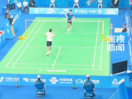 11月18日,在#第十五届全运会 羽毛球男子单打半决赛中,翁泓阳2:0战胜董天尧,晋级男单决赛。#羽毛球 #翁泓阳