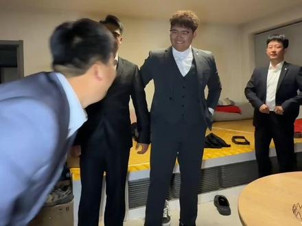 西装给狗穿都帅 唯独强子是例外#我的乡村生活 #接亲 #西装 #结婚