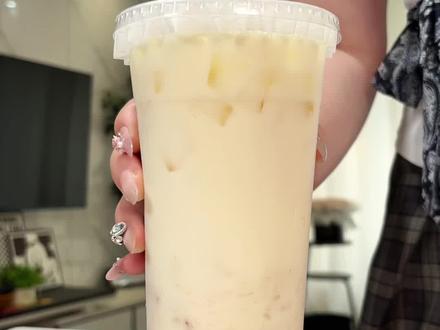 谁还没喝过这杯荔枝酒酿冰奶呢!每年夏天都喝不够的一杯,试过就再也忘不掉,荔枝的清甜遇上酒酿的香醇甜糯,再加上丝滑的牛奶,真的很绝#自制饮品#仙女都在喝什么 #有荔枝才是真正的夏天#自制神仙饮品 #夏日饮品