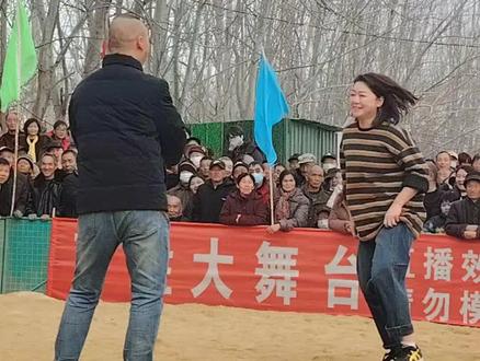 #摔跤运动 #原创作品 #上热门话题🔥🔥🔥
谁说女子不如男,女人摔跤也是顶呱呱,美女摔跤也是一个顶两👍👍👍对对对