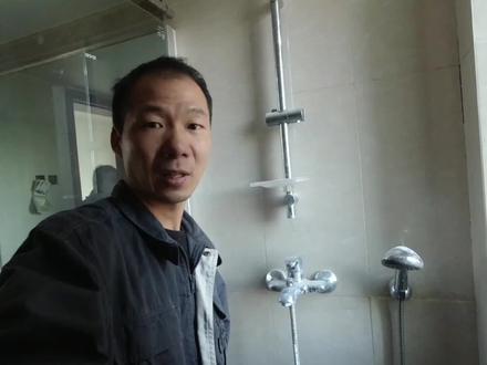 花洒拆除教程,螺丝锈死怎么办?水电工简单粗暴直接撬掉