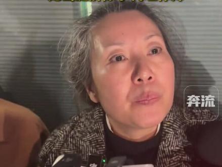 成都女子家门口遇害案一审庭审结束,经10小时庭审后休庭 延期审理,紫雅妈妈走出法院门口激动晕倒,嘴里一直喊:她是故意的,“她当庭解除了代理律师”。
(来源丨风芒新闻)