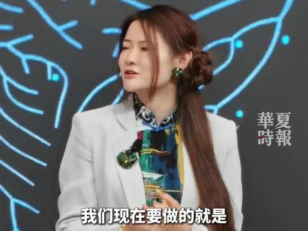 6月25日,在天津举行的2025年夏季达沃斯论坛上,强脑科技合伙人何熙昱锦在“解锁大脑经济”分论坛上表示,最初脑机接口技术是运用在专业人士身上的,比如在美国帮助专业运动员训练大脑,帮助宇航员集中精力提高效率,帮助方程式赛车手取得更好成绩等等。但随着亚洲人口老龄化加速,老龄人口的认知能力迅速退化,非侵入式脑机接口设备越来越多地可以用来帮助他们防范或者减缓阿兹海默症。现在,公司正在研发可穿戴的脑机接口设备,并且通过和社区、医院以及地方政府合作,让老年人可以在社区、家里等熟悉的环境里训练大脑,而不是像健身项目一样非要去健身房,方便、省力、省钱地使用脑机接口设备。