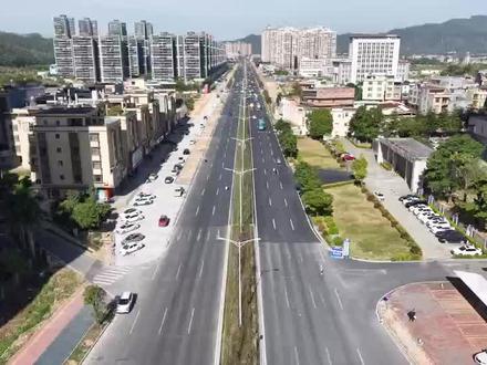 2025年11月28日由思中建设(华南)公司承建的广东省阳春市省道S539阳春大道道路修复提升项目顺利完工并正式通车。该工程通过将原有水泥混凝土路面升级为沥青混凝土路面,有效解决了道路噪音大、易扬尘等问题,显著提升了道路平整度、行车舒适度和环境美观度,为市民提供了更加安全、舒适、美观的出行环境,惠及沿线居民、商户及学校师生。
本项目位于广东省阳江市阳春市区,道路路线南起春州大道交叉口,北至省道 S113 交叉口,路线全长 4.06km,道路红线宽 66m,按双向六车道(主车道)+双向四车道(辅道)设计。现状道路为水泥路面,周边地形主要为建筑物、山地、耕地、鱼塘、河流等,本次修复提升是针对主车道标准路段进行修复提升,对现状混凝土道路脱空板进行注浆加固、质量缺陷路面处理、主线路缘石完善、混凝土路面铣刨加铺沥青等工作,该项为阳春市城市道路提升改造的重点项目,在项目参建各方的全力支持配合下,华南公司项目团队面对该过境公路车流大且要保证车辆正常通行的诸多困难,通过精心组织、科学管理,历时28天顺利完成改造提升任务。贵州思中建设(华南)公司将持续为阳春市高质量发展注入新动能。