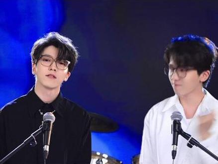 你喜欢听哪个语言的不怕不怕 #不怕不怕 #热门音乐🔥 #翻唱歌曲 #音乐推荐 #有点上头