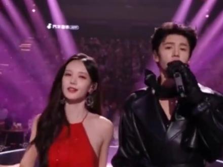 李一桐湖南小年晚会陷“假唱”争议,歌声已传出话筒还未举起,事后未直接回应,而是发49999元红包