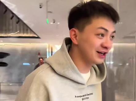 #无限超越班 #雪饼猴王铁柱杭州录制综艺。视频来自@铁柱工作记