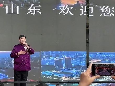大衣哥商演一场十万,算完这笔账真相惊人 大衣哥一场商演10万,但实际到手仅2万多。娱乐圈商演费用需扣除个税、经济中介抽成、团队差旅等,最终落到艺人手中的钱并不多。大衣哥坚守底线,拒绝百万带货,10年不涨价,住农村老房,下地干活,赢得了观众的喜爱和尊重。#大衣哥朱之文