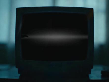 游戏奥斯卡or野鸡奖?TGA是怎么赚钱的? 把TGA扒开来看,其实就两句话:用专业的评选兜底,用商业的手段赚钱。
杰夫·基思利是个明白人,他知道光有情怀吃不饱饭。只有让厂商愿意掏钱,这个舞台才能搭起来,游戏行业才能有这么个体面的年终秀。那90%的媒体评分权重,就是为了不让这奖发得太离谱。
所以,大家真没必要去纠结它到底是不是“权威”,是不是游戏界的奥斯卡,也没必要踩一脚说是个野鸡奖。
这玩意儿说白了,就是一份“年度高质量游戏种草清单”。纵观这十一年,它选出来的游戏,也许不是你心里的第一,但也没太多烂作,跟着买,尤其是打折的时候买,踩雷的可能性不大。
#TGA #TGA2025 #年度最佳游戏 #商业故事 #商业知识